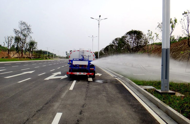 東風多利卡8噸灑水車側(cè)噴實拍圖片2.jpg